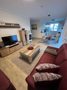 ein Wohnzimmer mit einem Sofa und einem Couchtisch in der Unterkunft Ferienhaus im Wiesental in Nideggen