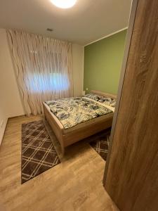 Schlafzimmer mit einem Bett und Holzboden in der Unterkunft Ferienhaus im Wiesental in Nideggen