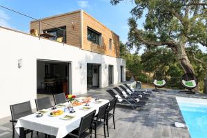 eine Terrasse mit Tisch und Stühlen und einem Pool in der Unterkunft Casa Julia in Conca + 7 Fotos