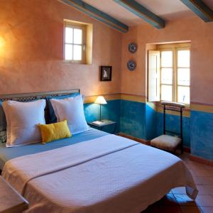 una camera con un grande letto di Le Maria Venezia a LʼÎle-Rousse