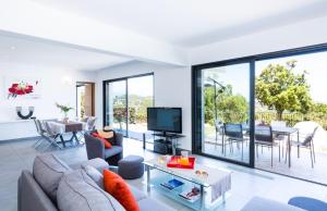 a living room with a couch and a tv at Villa Alzitella in Sotta