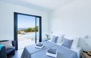 Un dormitorio con una cama y vistas a una piscina. en Villa Alzitella, en Sotta