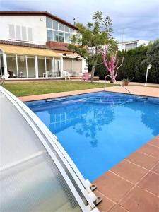 a large blue swimming pool in front of a house at Villa Grao Castellon Ref 053 in Grao de Castellón