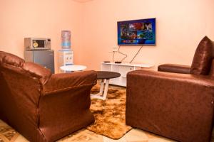 Un televizor și/sau centru de divertisment la Fully furnished One bedroom E5