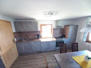 Köök või kööginurk majutusasutuses Waldherrhof