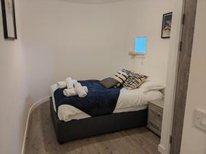 1 dormitorio con 1 cama con toallas en 404 Bayard Plaza 2 Bedroom Apartment with Outside terrace, en Peterborough