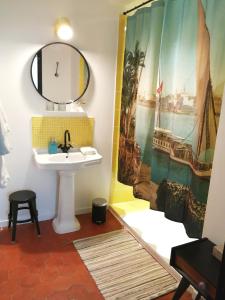 W łazience znajduje się umywalka i lustro. w obiekcie La Maison Hilarion w mieście Correns