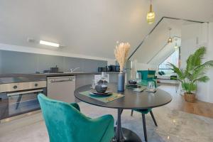 een keuken met een tafel en stoelen in een kamer bij Welcome to the Verde in Alfortville +9 foto's