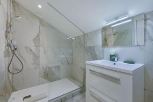 阿佛維勒的住宿－Welcome to the Verde，白色的浴室设有水槽和淋浴。
