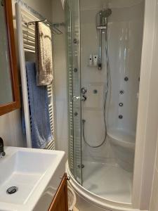 W łazience znajduje się prysznic i umywalka. w obiekcie vakantiewoning Heidehoek w mieście Middelkerke