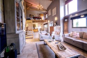 Zona d'estar a Casa Guillarmou - Évasion Enchantée avec Piscine Chauffée, Spa & Clim - Vue Exceptionnelle