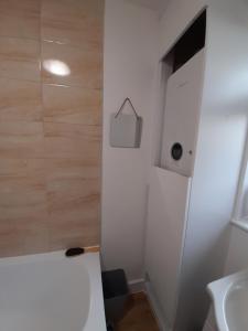 Baño blanco con lavabo y aseo en Matipa-Rise Guest House Southampton, en Southampton