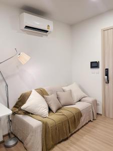 Posteľ alebo postele v izbe v ubytovaní Prach-Chewa BKK Kaset-Nawamin