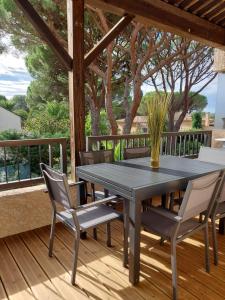 T3 Duplex 65 m2 6 lits 2 SDB terrasse clim garage في Valescure: فناء على طاولة وكراسي على السطح