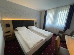 Postel nebo postele na pokoji v ubytování Hotel Gasthof zur Heinzebank