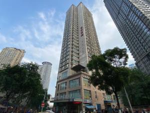 un edificio alto en medio de una ciudad en 重庆山川的民宿, en Chongqing