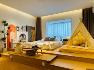 um quarto com uma cama com uma tenda em 重庆山川的民宿 em Chongqing