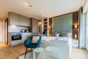 Seeschloss, App 27 - direkt an der Strandpromenade, TOPLAGE في بينز: غرفة نوم بها سرير وطاولة وكرسي +10 صور