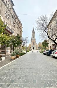 una calle adoquinada frente a una iglesia en Luxory Design Apartment#Bakáts#FreeParking#8ppl en Budapest