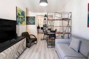 ein Wohnzimmer mit einem Sofa und einem Tisch in der Unterkunft Nice apartment in the heart of Porta Venezia in Mailand