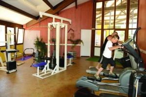 two people on a treadmill in a gym at Mobil-Home Seignosse in Seignosse