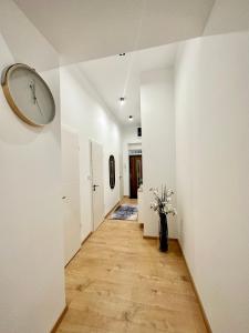 un pasillo con paredes blancas y un reloj en la pared en Luxory Design Apartment#Bakáts#FreeParking#8ppl, en Budapest