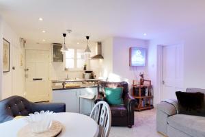 cocina y sala de estar con mesa y sillas. en Pass the Keys Cute flat in Tonbridge, en Tonbridge