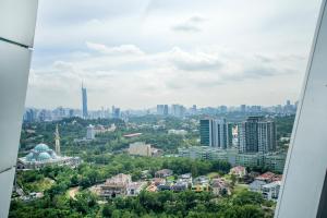 - une vue sur une ville avec des bâtiments et des arbres dans l'établissement Arte Mont Kiara Free Parking, Kuala Lumpur, à Kuala Lumpur