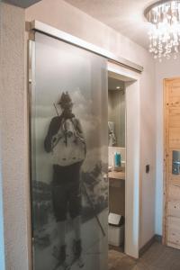 une peinture d'un homme avec un sac à dos sur un mur dans l'établissement Die Seefelderin - Boutiquehotel St. Georg, à Seefeld in Tirol