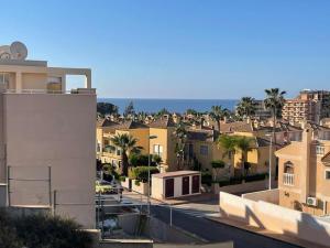 vistas a una ciudad con edificios y al océano en Encantador piso con vistas al mar en El Puerto de Mazarrón