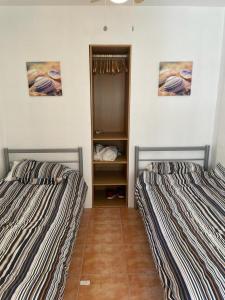 プエルト・デ・マサロンにあるEncantador piso con vistas al marのベッドルーム1室(隣り合わせのベッド2台付)
