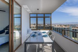 een eetkamer met een tafel en stoelen op een balkon bij Playamar in Torremolinos