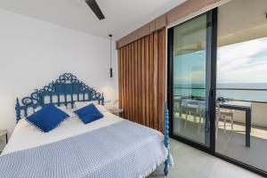 een slaapkamer met een bed en uitzicht op de oceaan bij Playamar in Torremolinos +169 foto's