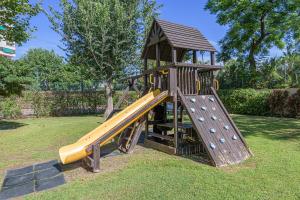 een speeltuin met glijbaan in een park bij Playamar in Torremolinos