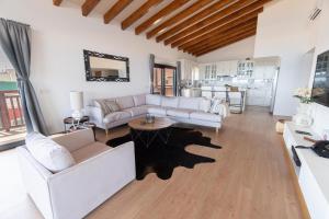 ein Wohnzimmer mit weißen Sofas und einem Tisch in der Unterkunft Angulo House in Santa Maria