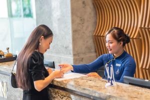 Canvas Danang Beach Hotel的员工