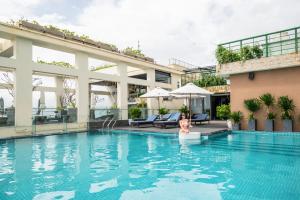 Kolam renang di atau dekat dengan Canvas Danang Beach Hotel