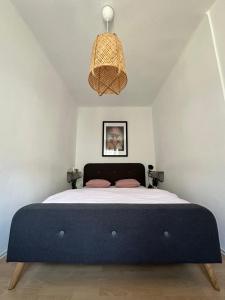 um quarto com uma cama com uma cabeceira azul em Apartment PM em Zagreb