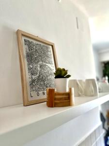 zdjęcie na półce z rośliną w obiekcie Apartment PM w Zagrzebiu