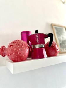 półka z dwoma jabłkami i czajnikiem do herbaty w obiekcie Apartment PM w Zagrzebiu