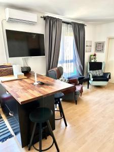 ein Wohnzimmer mit einem Tisch und einem TV in der Unterkunft Apartment PM in Zagreb