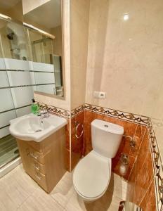 La salle de bains est pourvue de toilettes, d'un lavabo et d'un miroir. dans l'établissement Ref 023 Caribbean Coast Apartment I R 023, à El Borseral