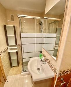 La salle de bains est pourvue d'un lavabo et d'un miroir. dans l'établissement Ref 023 Caribbean Coast Apartment I R 023, à El Borseral