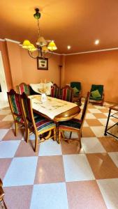 comedor con mesa y sillas en Apartamento en Torreblanca Ref 061 en Torreblanca