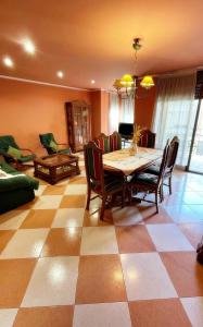 ein Wohnzimmer mit einem Tisch, Stühlen und einem Sofa in der Unterkunft Apartamento en Torreblanca Ref 061 in Torreblanca