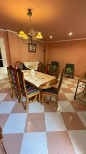 ein Esszimmer mit einem Tisch und Stühlen in der Unterkunft Apartamento en Torreblanca Ref 061 in Torreblanca