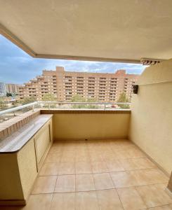 Elle comprend un balcon offrant une vue sur un grand bâtiment. dans l'établissement Ref 023 Caribbean Coast Apartment I R 023, à El Borseral