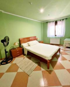 - une chambre avec un lit et un ventilateur dans l'établissement Apartamento en Torreblanca Ref 061, à Torreblanca
