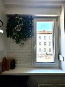okno z widokiem na budynek w obiekcie Apartment PM w Zagrzebiu +9 zdjęć