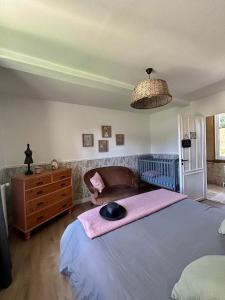 1 dormitorio con 1 cama con sombrero en Gîte de la Coursevière - Proximité des plages de la Côte d Opale, Nausicaá et Montreuil-Sur-Mer en Doudeauville